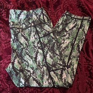 CVG Constantly Varied Gear Green & Black Snake Print Capri Leggings M